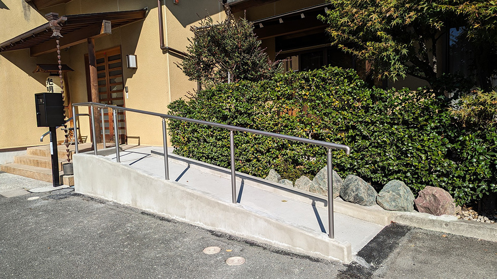 車椅子対応のスロープ